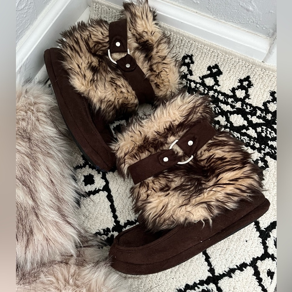Vintage 2010’s Kmart furry slipper boots 7/8 Medium
